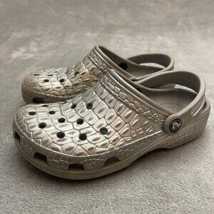 CROCS Metallic Silver CROCSKIN CLOG WOMENS SIZE 6 MEN'S SIZE 4
